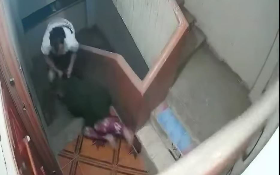 الأمن يفحص فيديو لشخص يعتدي على سيدة ونجلها بطريقة وحشية في الشرقية