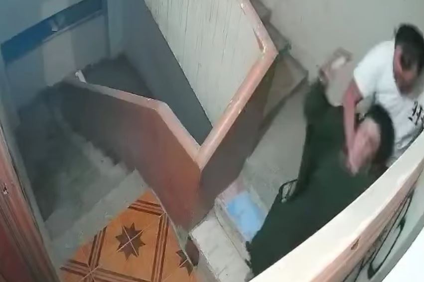 الأمن يفحص فيديو لشخص يعتدي على سيدة ونجلها بطريقة وحشية في الشرقية
