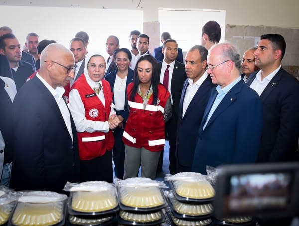 <strong>جانب من تفقد المطبخ الإنساني التابع لجمعية الهلال الأحمر المصري&nbsp;</strong>