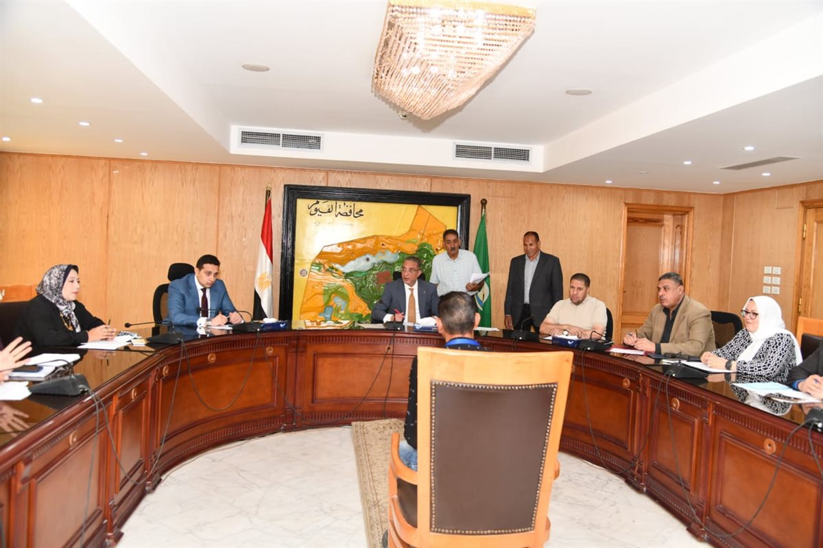 محافظ الفيوم اثناء اللقاء
