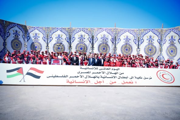 <strong>وزير الخارجية ورئيس وزراء فلسطين يتفقدان المركز اللوجيستي للهلال الأحمر المصري</strong>