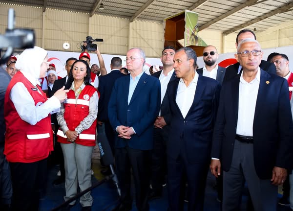 <strong>وزير الخارجية ورئيس وزراء فلسطين يتفقدان المركز اللوجيستي للهلال الأحمر المصري</strong>