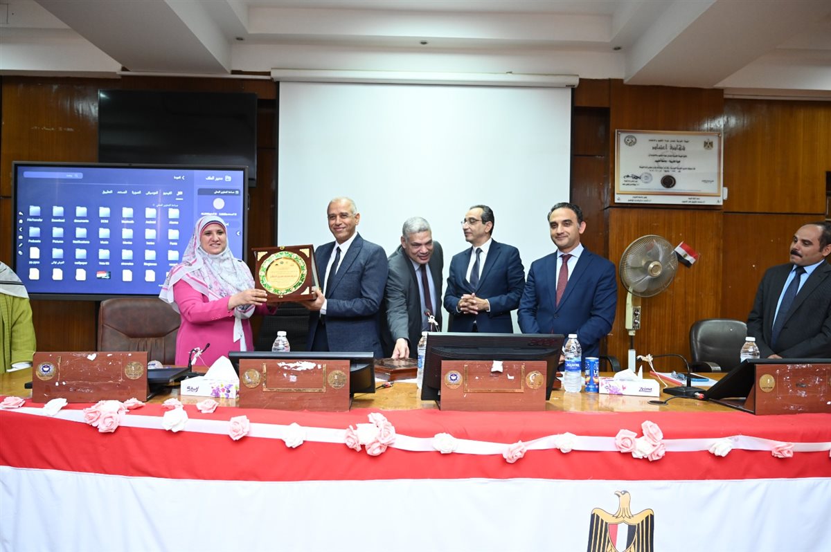 رئيس جامعة الفيوم والنواب اثناء الدورة&nbsp;