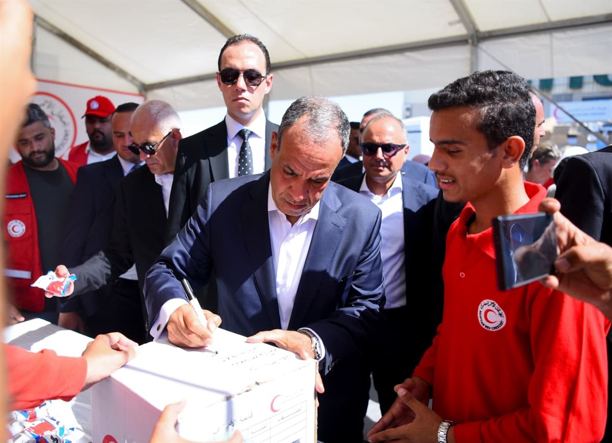 وزير الخارجية في المركز اللوجيستي للهلال الأحمر بمعبر رفح