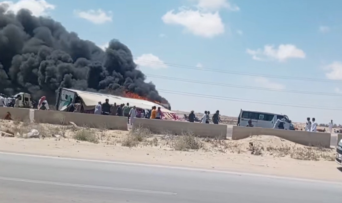 تفحم 4 سيارات وإصابة 20 شخص.. حادث مروع على طريق الإسكندرية–مطروح صور