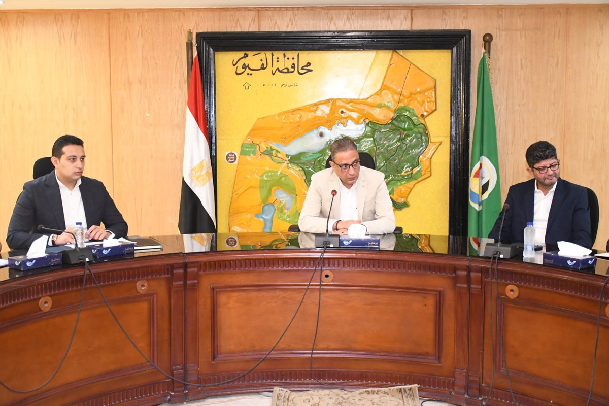 محافظ الفيوم اثناء الاجتماع