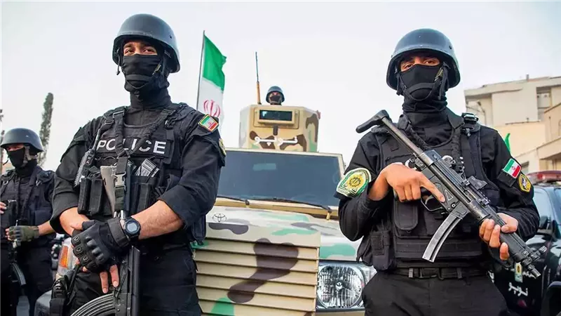 <strong>مسلحين مجهولين يستهدفون مركبة شرطة أثناء قيامها بدورية في إيرانشهر&nbsp;</strong>
