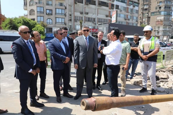 محافظ الجيزة يتابع أعمال توصيل كابلات الجهدالعالي لدعم محطة مياه جزيرة الدهب