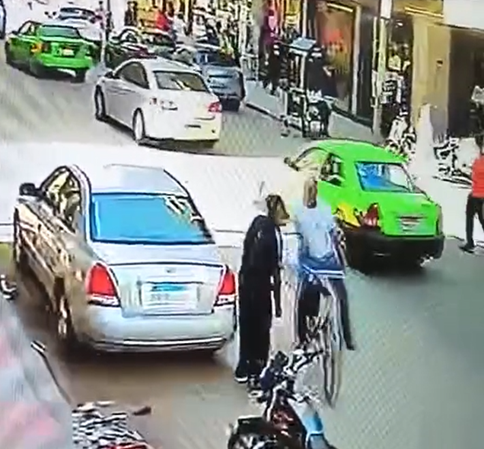 المتهم أثناء إرتكاب واقعة الصفع
