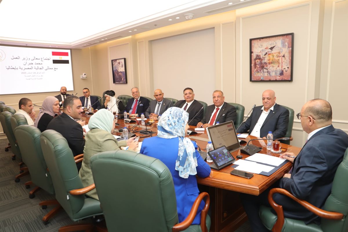 وزير العمل يستقبل وفد من ممثلي رجال الأعمال
