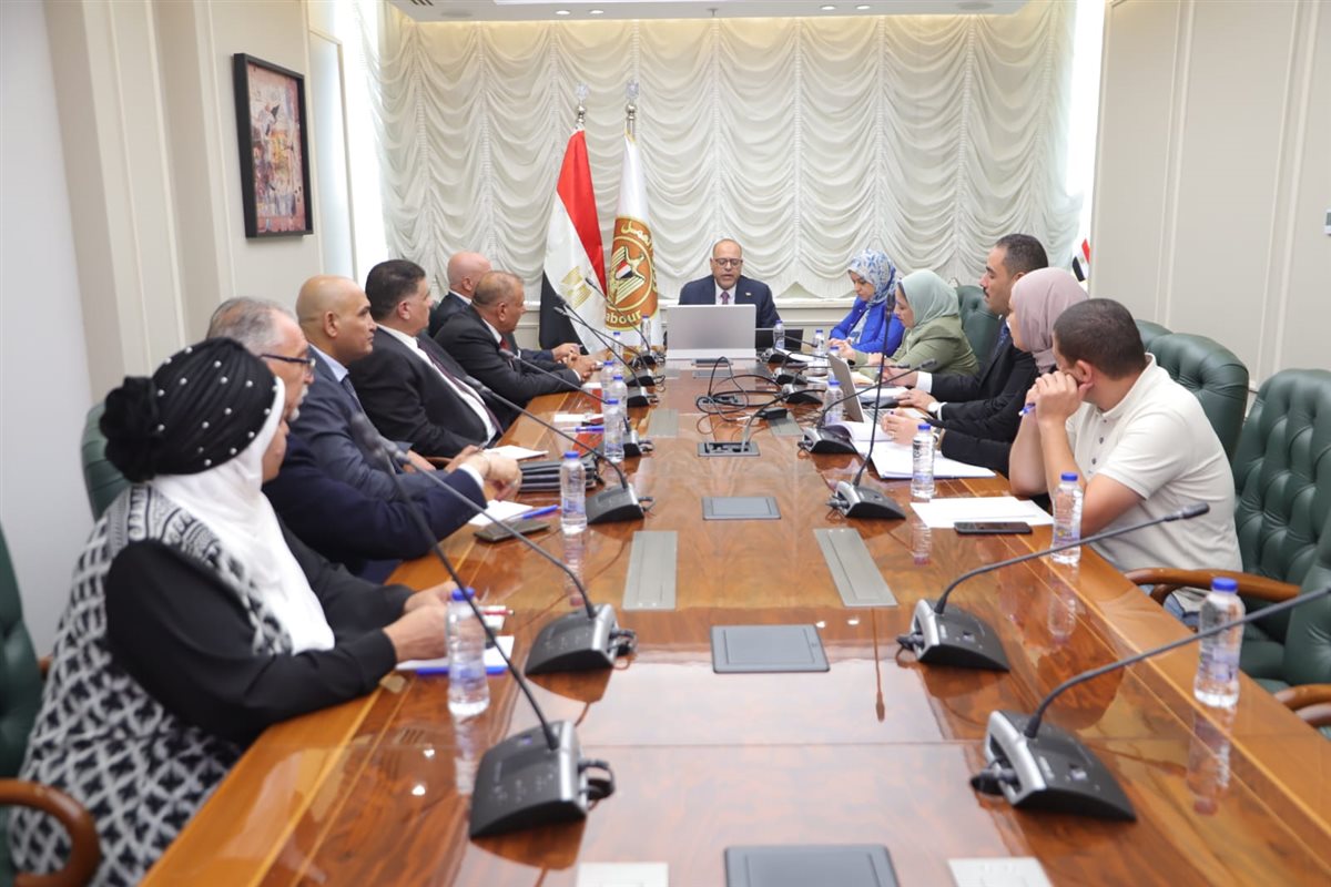 وزير العمل يستقبل وفد من ممثلي رجال الأعمال