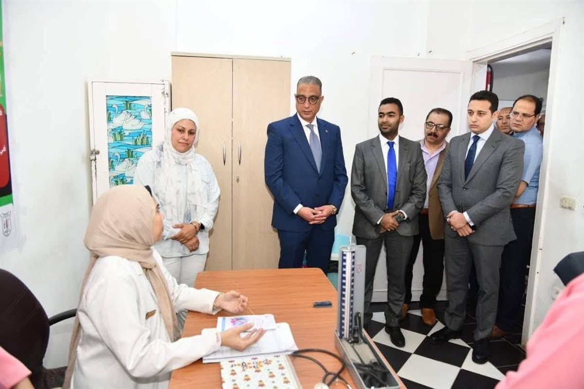 محافظ الفيوم اثناء الجولة&nbsp;