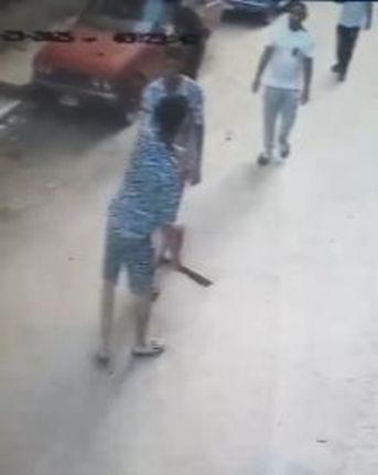 المتهمين أثناء التعدي على حلاق في بني سويف&nbsp;