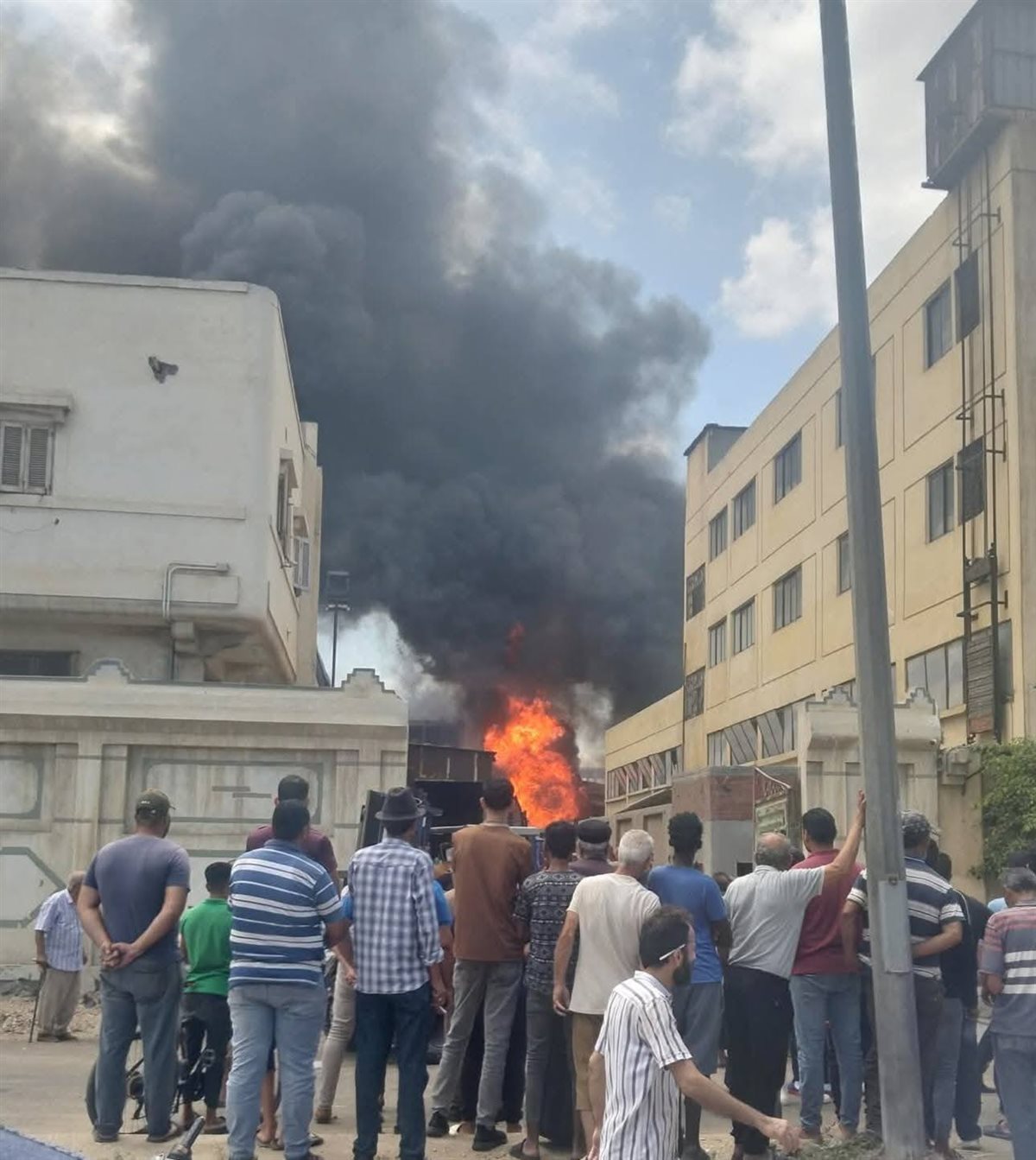 الحماية المدنية تحاول السيطرة على حريق مصنع بالمنطقة الصناعية في دمياط