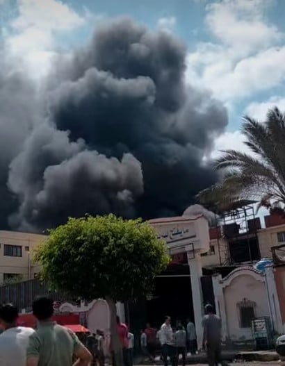 الحماية المدنية تحاول السيطرة على حريق مصنع بالمنطقة الصناعية في دمياط
