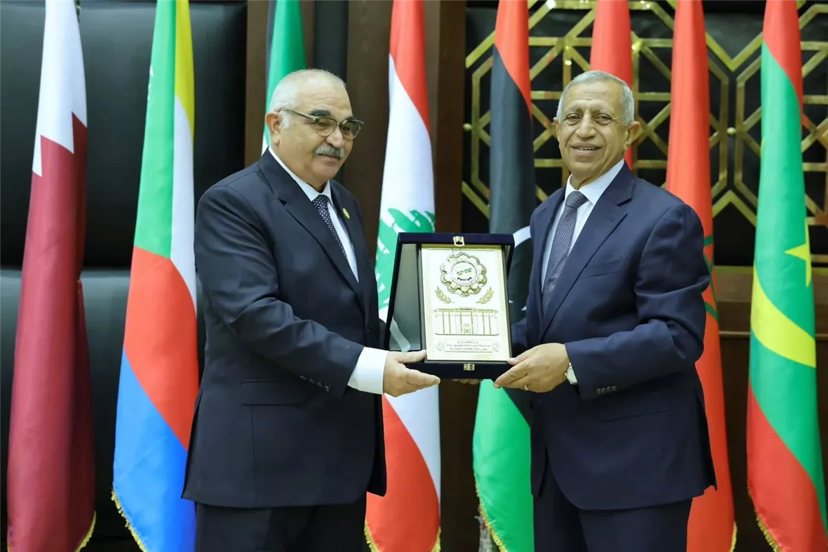 <strong>&nbsp;الدكتور حسين مدكور&nbsp;والدكتور إسماعيل عبد الغفار&nbsp;</strong>