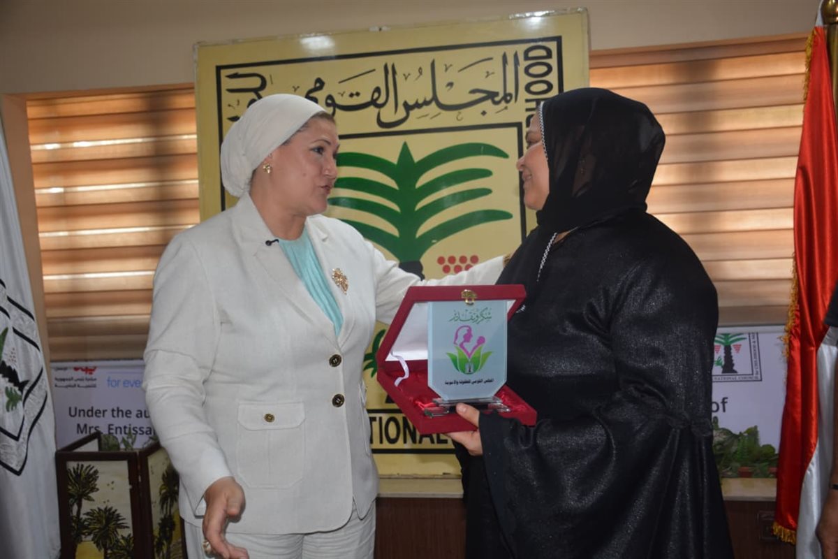 رئيسة القومي للطفولة تكرّم الطفلة 