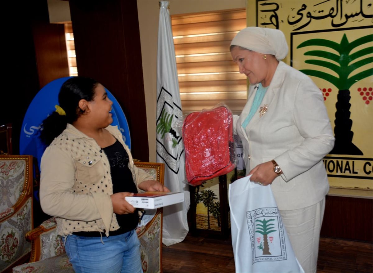 رئيسة القومي للطفولة تكرّم الطفلة 