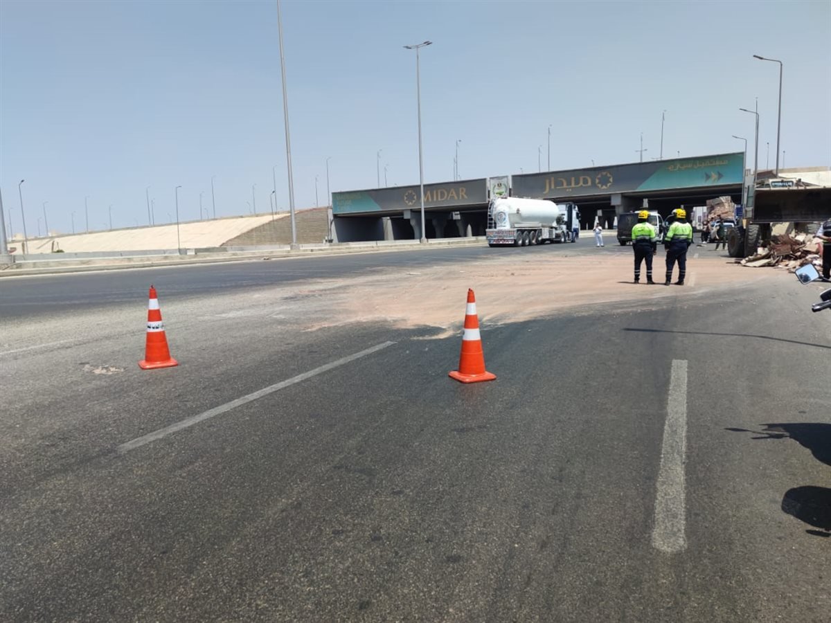 سقوط حمولة سيراميك يعطل الحركة المرورية أعلى الدائري الأوسطي بالشروق