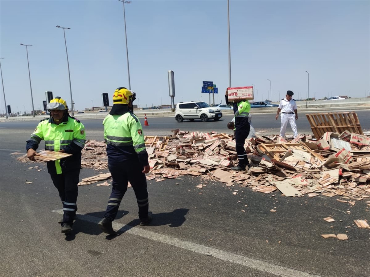 سقوط حمولة سيراميك يعطل الحركة المرورية أعلى الدائري الأوسطي بالشروق