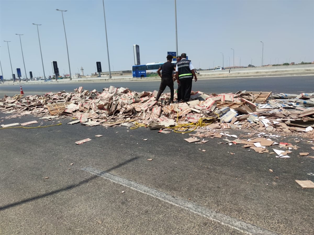 سقوط حمولة سيراميك يعطل الحركة المرورية أعلى الدائري الأوسطي بالشروق