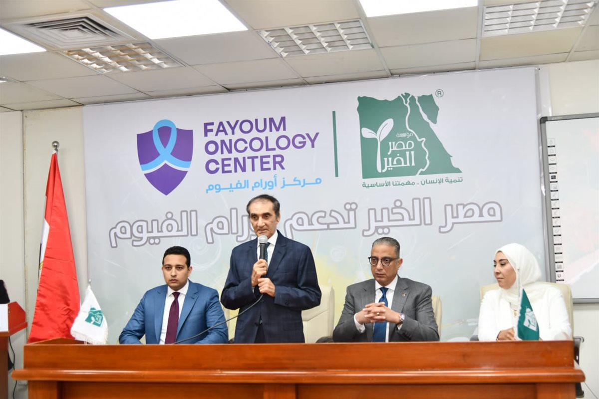 محافظ الفيوم اثناء تفقد مركز اورام الفيوم