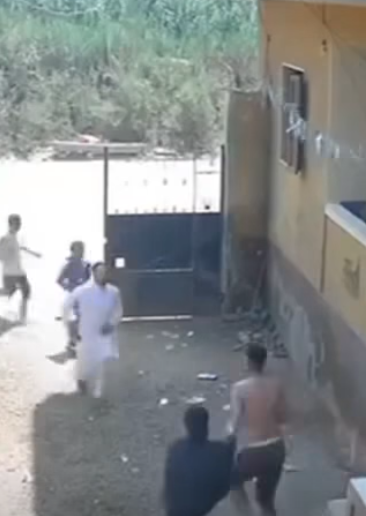 لحظة تعدى شخص على أخر بسلاح أبيض&nbsp;