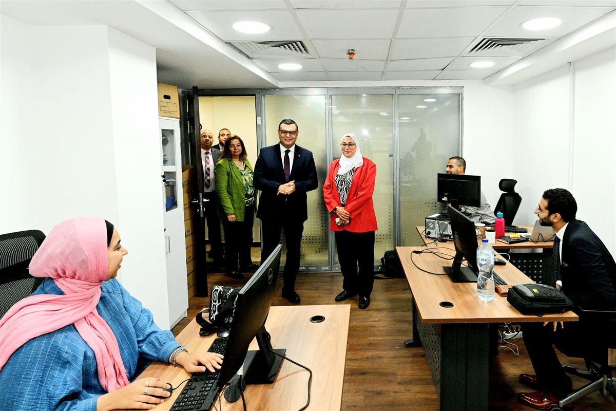 وزير الإسكان يتفقد مقر صندوق الإسكان الاجتماعي