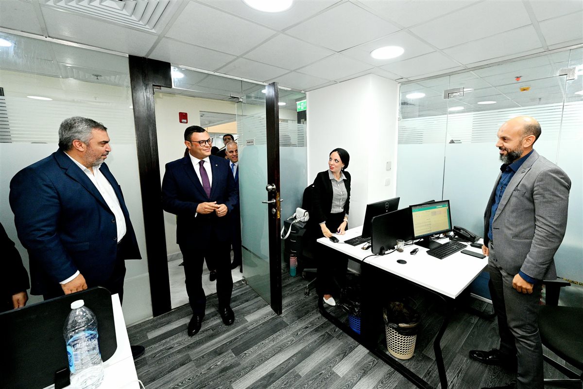 وزير الإسكان يتفقد مقر صندوق الإسكان الاجتماعي