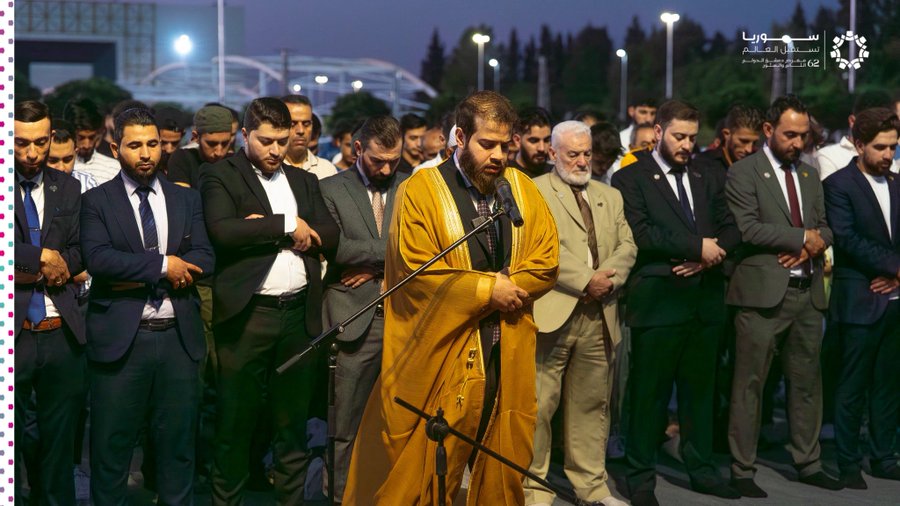 أدهم النابلسي من نجم غنائي إلى إمام بالمصليين