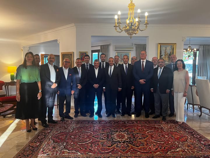 <strong>وزير الخارجية يلتقي رجال الأعمال في قبرص</strong>