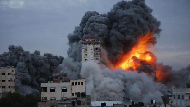 مخاوف من انهيار شبكات الاتصال والإنترنت في غزة جراء قصف الاحتلال للأبراج السكنية