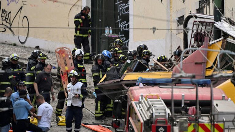 <strong>قطار جبلي ينفلت ويقتل 16 شخصًا من جنسيات متعددة بالبرتغال</strong>