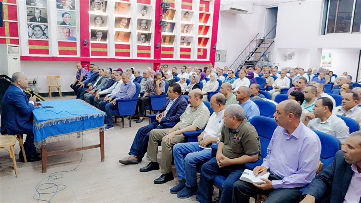 وكيل وزارة تعليم الفيوم اثناء اللقاء