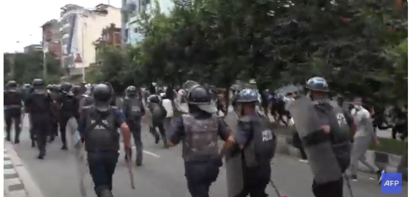 <strong>رئيس نيبال يهرب بالمروحية والشارع يحاصر القادة</strong>