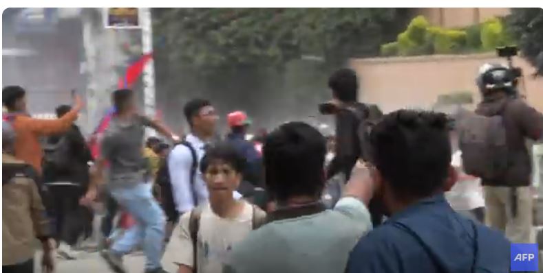 <strong>رئيس نيبال يهرب بالمروحية والشارع يحاصر القادة</strong>