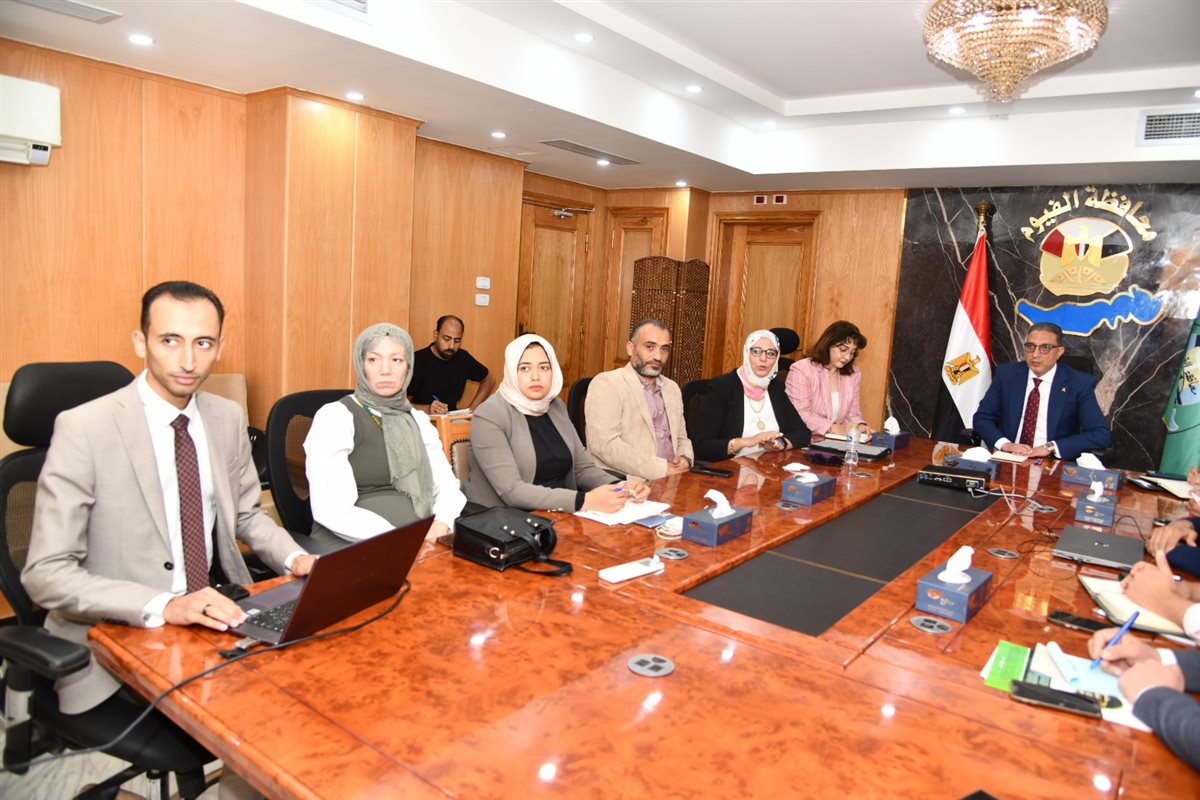 محافظ الفيوم اثناء اللقاء