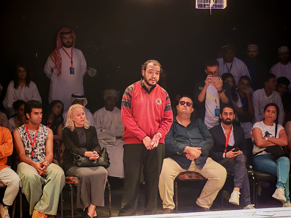 <strong>العرض المسرحي 