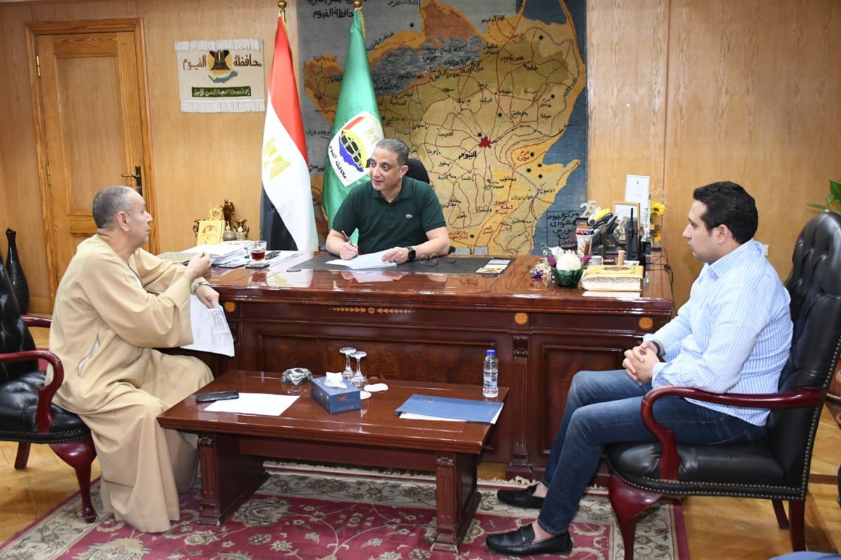 محافظ الفيوم أثناء أستقبال النواب&nbsp;