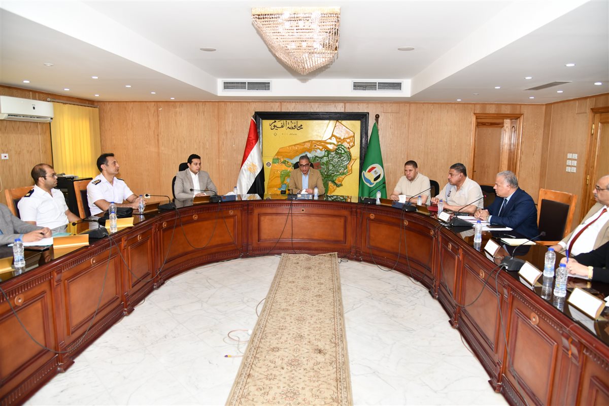 محافظ الفيوم أثناء اللقاء