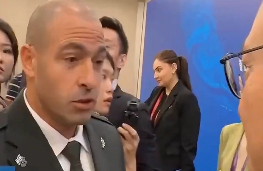<strong>عميد صيني يحرج ممثل الاحتلال لدى بكين أمام الجميع</strong>