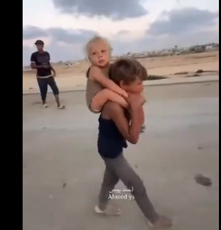 <strong>مصر تنقذ الطفل الذي حمل شقيقه وسط القصف بغزة</strong>