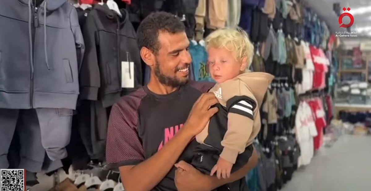 <strong>مصر تنقذ الطفل الذي حمل شقيقه وسط القصف بغزة</strong>