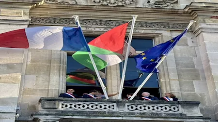 <strong>بلدية سان دوني شمال باريس ترفع العلم الفلسطيني</strong>