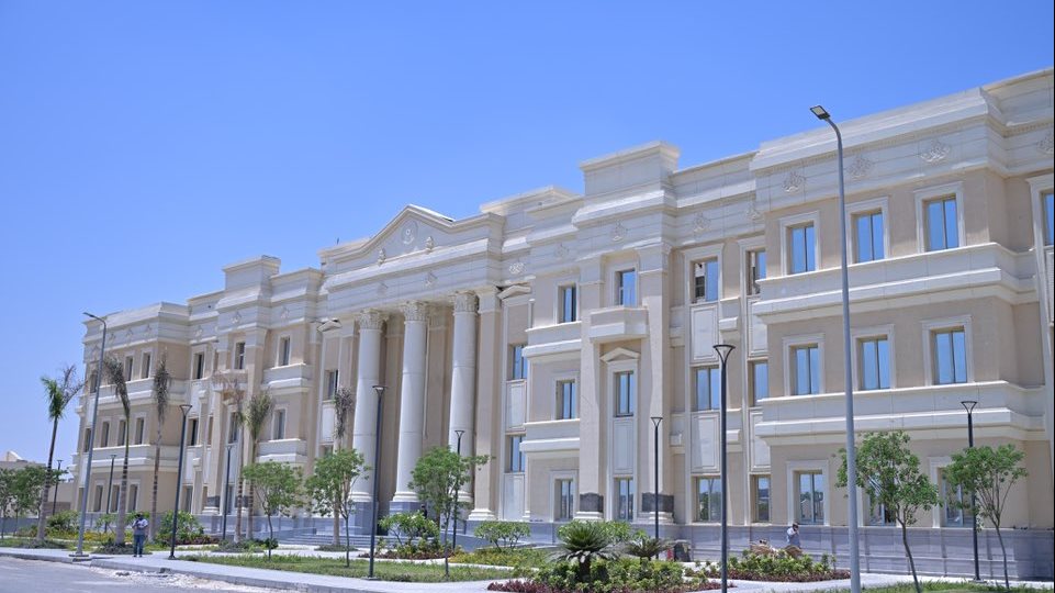 <strong>كليات جامعة القاهرة الأهلية.. مقاعد خفية لطلاب الثانوية والأزهرية بانتظار المفاجآت</strong>