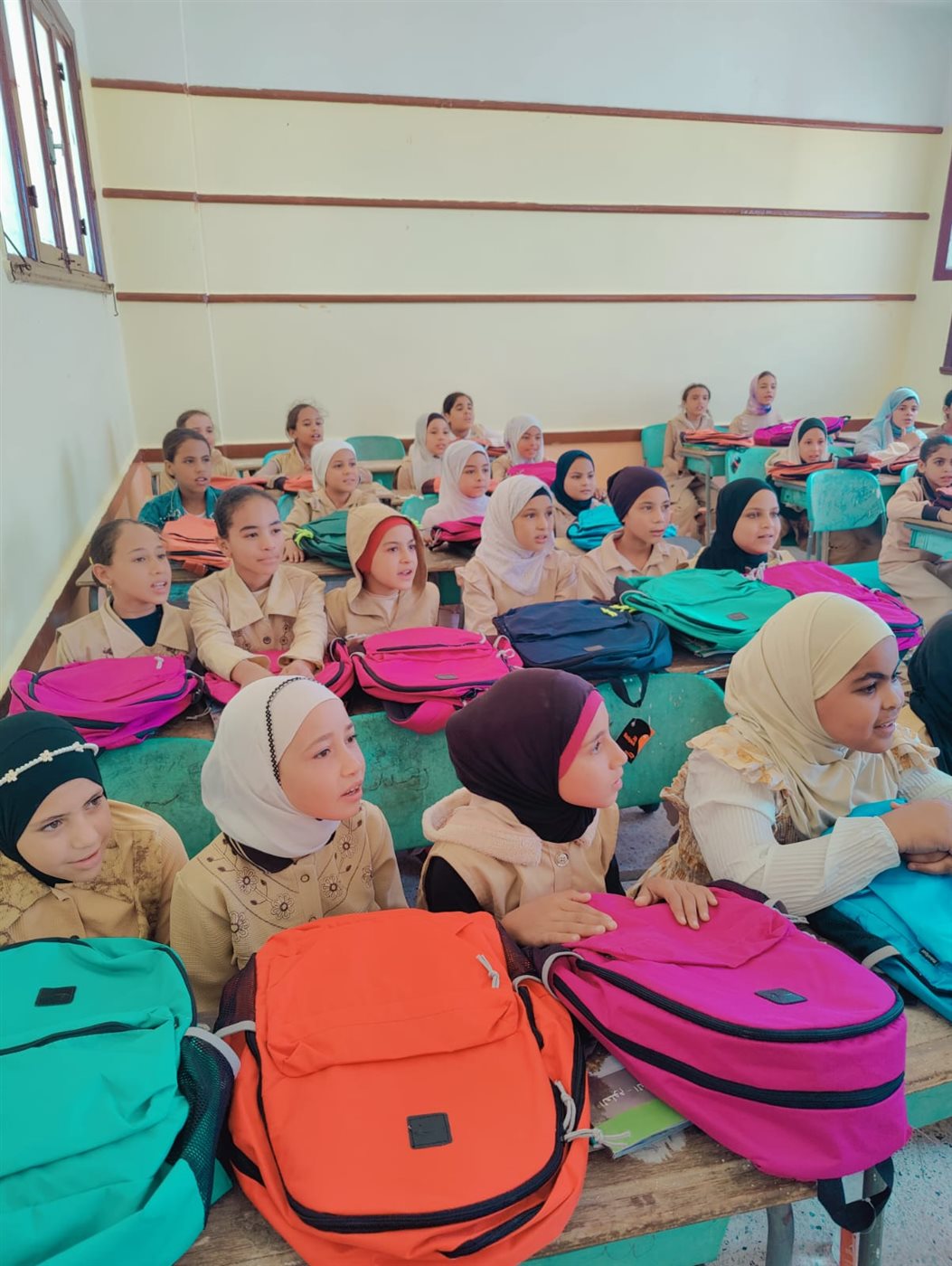 الحقائب مع التلاميذ