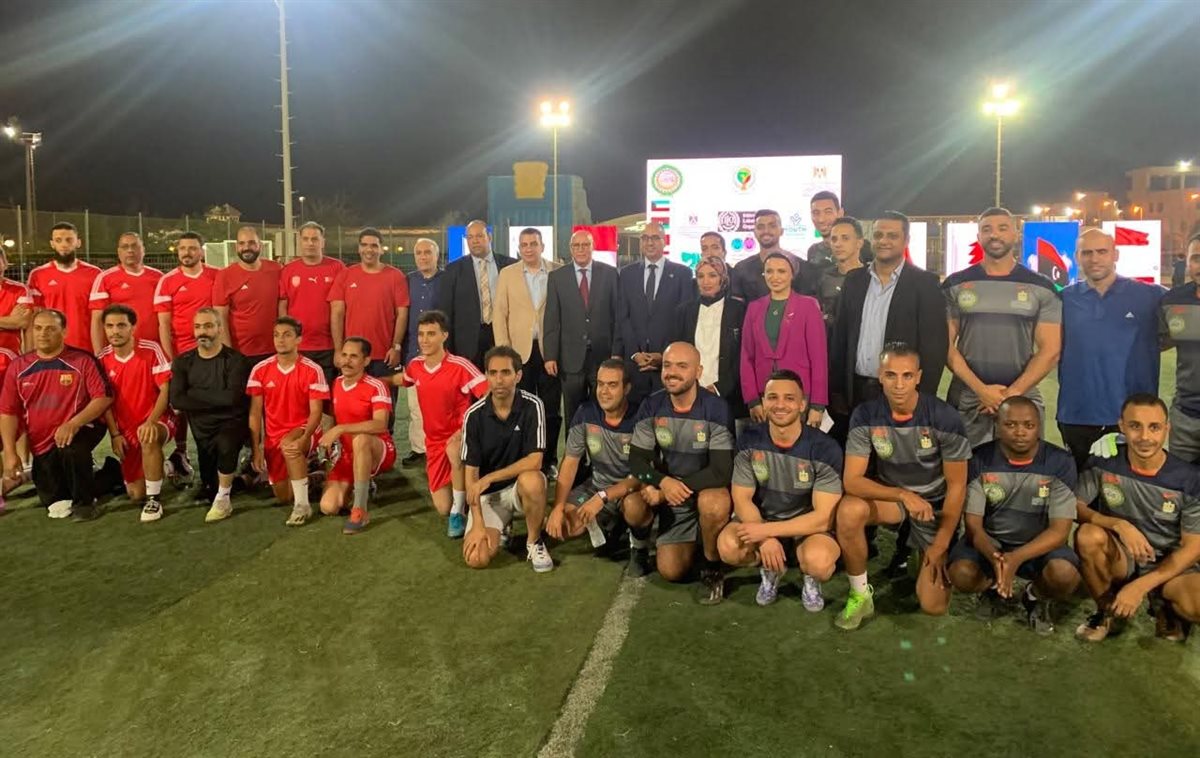 السفير أحمد رشيد خطابي ولاعبي كرة القدم&nbsp;