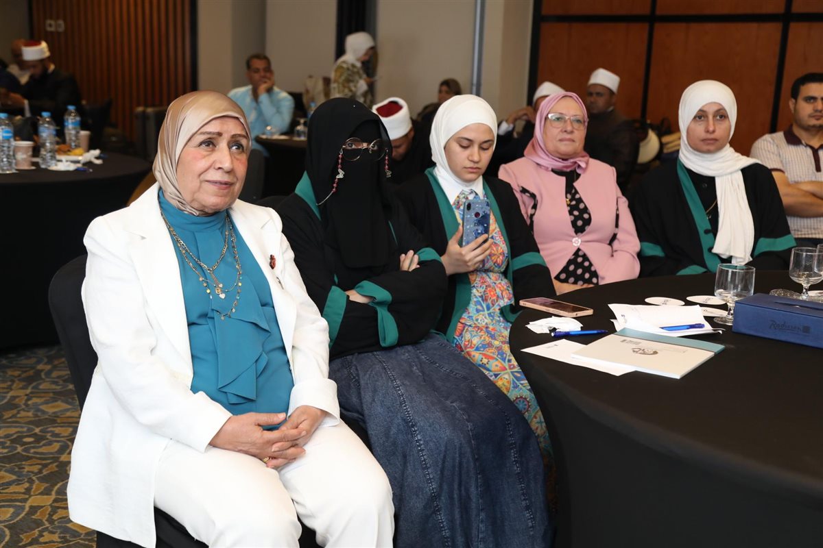 <strong>عدد من الحاضرين</strong>