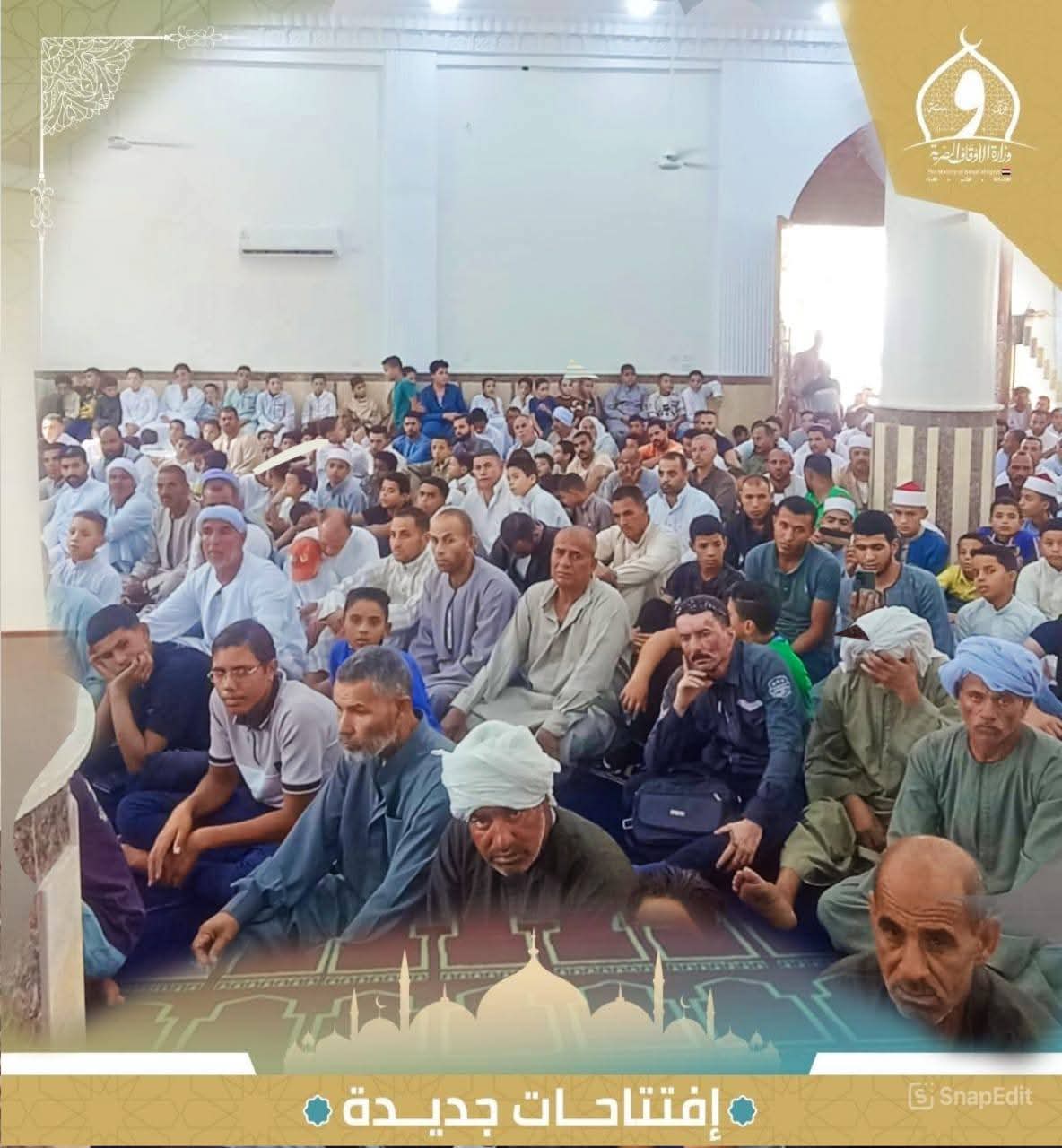 جانب من المصلين اثناء افتتاح المسجد