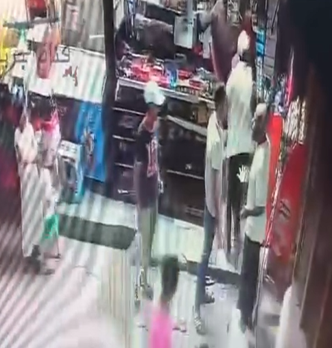 عامل كشك يتعرض للسب والضرب.. والداخلية تلقي القبض على المتهم بالقبة